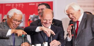 Hans Beckhoff presents the MX-System for control cabinet-free automation to German Chancellor Olaf Scholz and Portugal's Prime Minister António Costa at Hannover Messe 2022