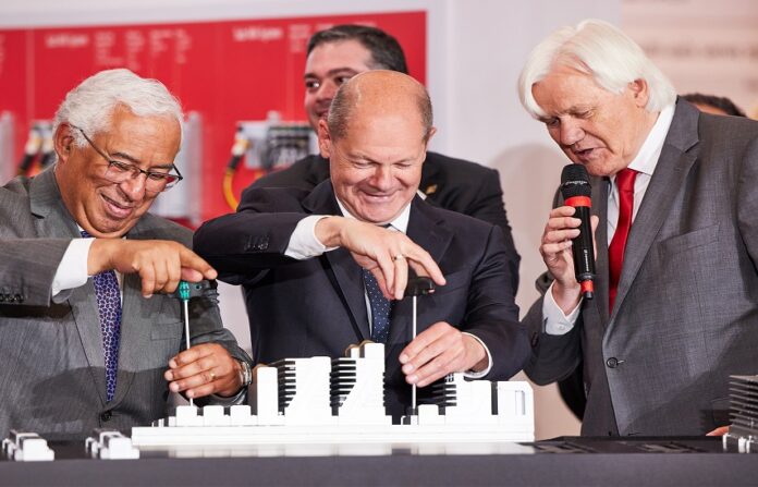 Hans Beckhoff presents the MX-System for control cabinet-free automation to German Chancellor Olaf Scholz and Portugal's Prime Minister António Costa at Hannover Messe 2022